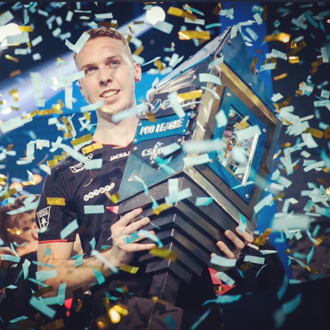 Чтобы подсчитать все трофеи Astralis с gla1ve, придется потрудиться; источник: инстаграм @gla1ve_csgo