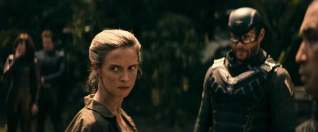 Молодая Грейс в подобной сцене. За несколько минут до того, как потеряет всех своих  бойцов из-за суперов. Кадр из сериала «Пацаны»