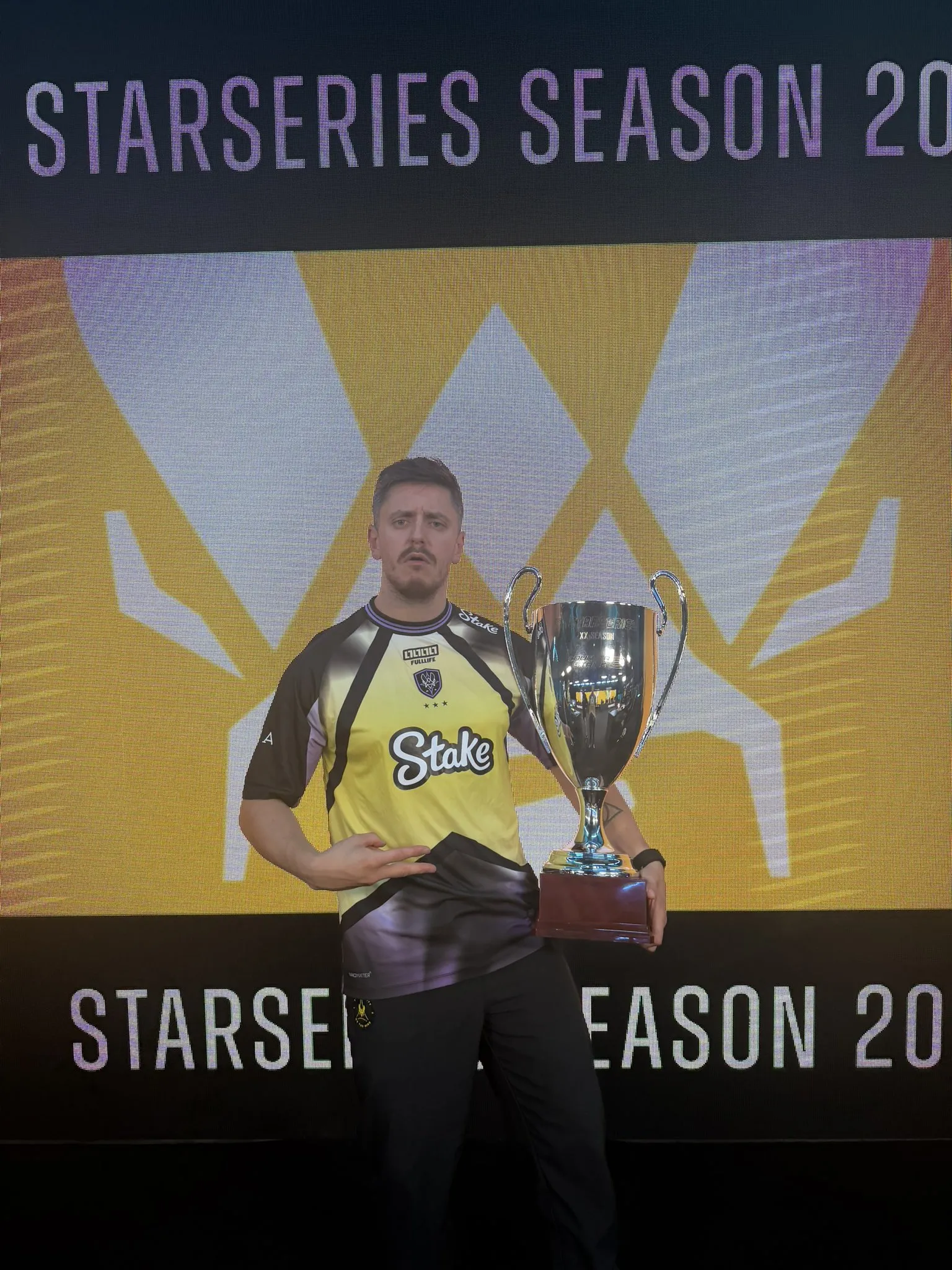 ApEX с трофеем StarLadder StarSeries Fall 2026 | Источник: страница apEX в X