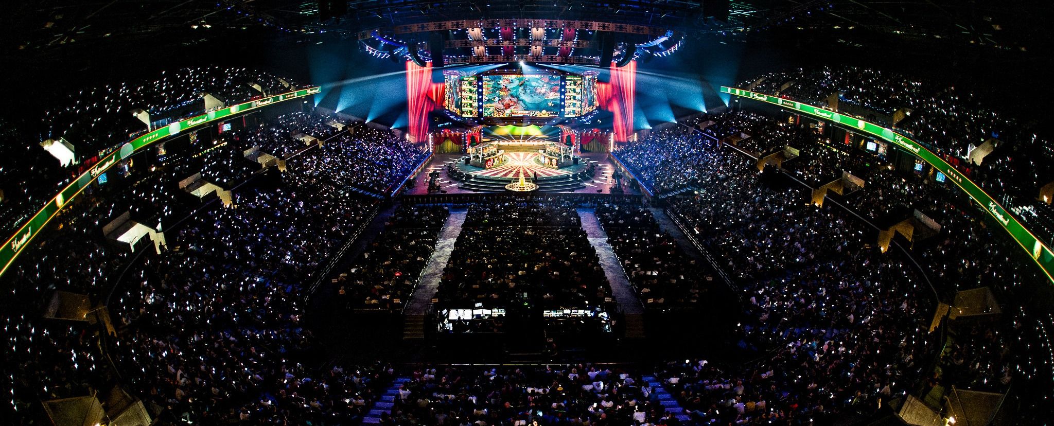 Щелбаны, руки на плечах, драки и домогательства — все конфликты и скандалы 2024 года в киберспорте