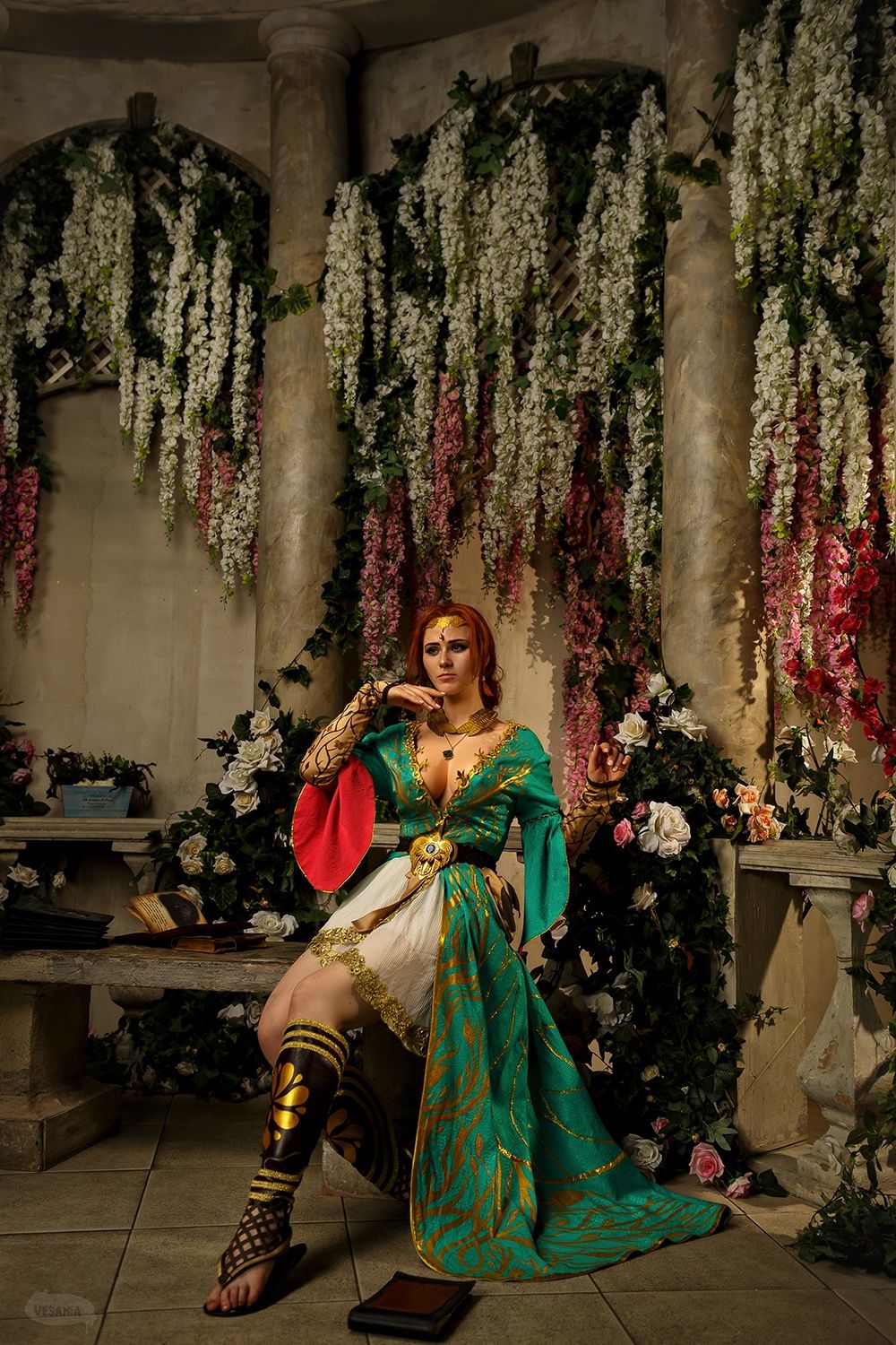 Косплей на Трисс Меригольд в бирюзовом платье с декольте из DLC к The Witcher 3: Wild Hunt. Косплеер: Sokol. Фотограф: VESANIA. Источник: vk.com/sokol_cosplay