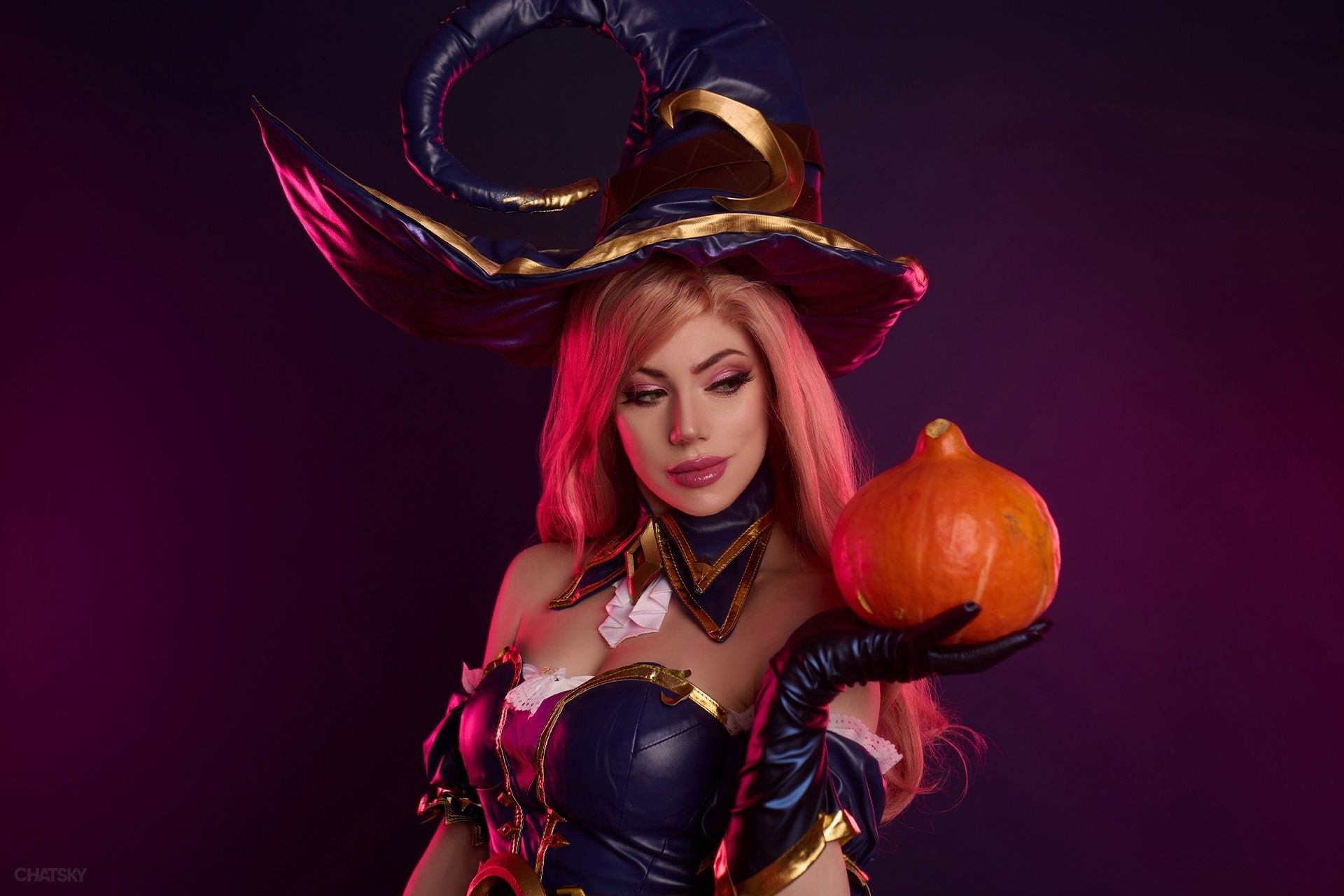 Ведьма Мисс Фортуна — косплей на героиню League of Legends. Косплеер: KamikoZero. Фотограф: CHATSKYPHOTO. Источник: vk.com/kamikozerocosplay