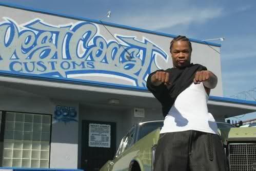 Невероятно крутой Иксзибит и гараж West Coast Customs на фоне