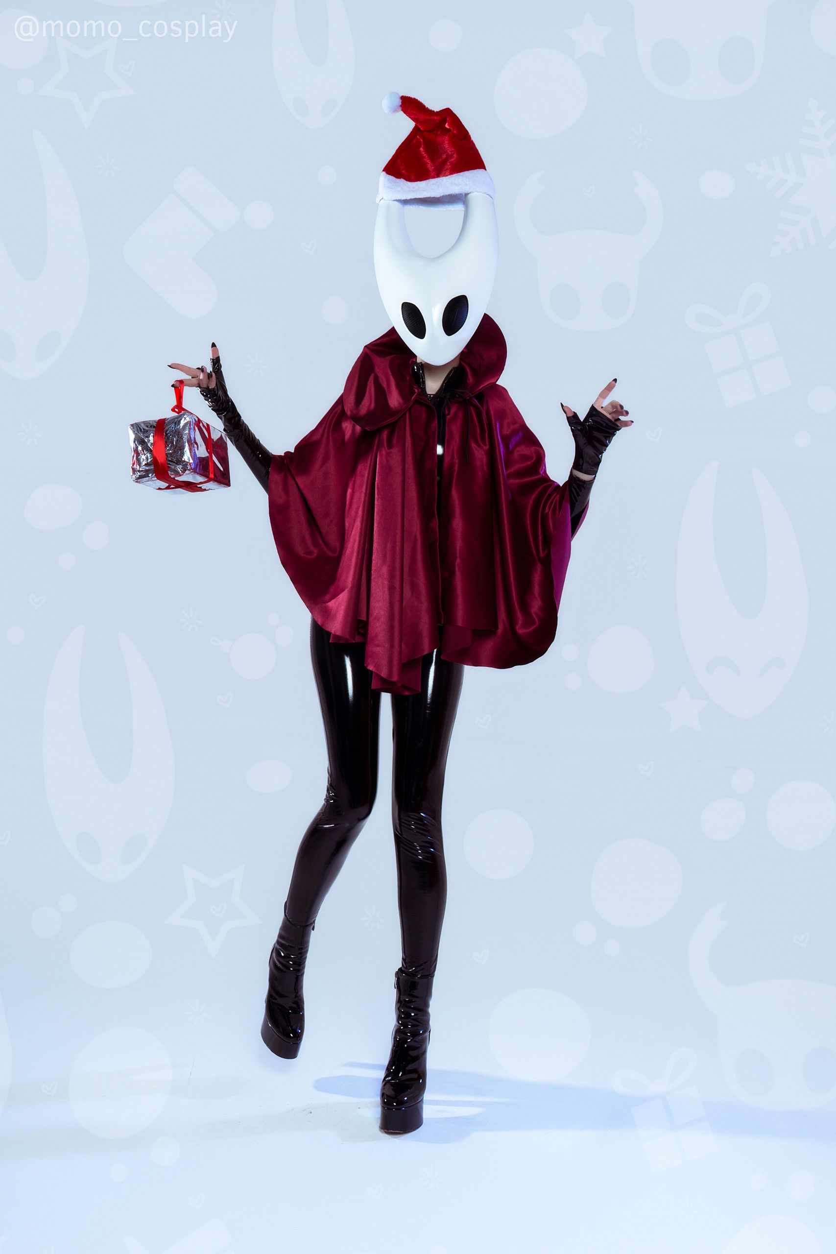 Новогодний косплей на Хорнет из игры Hollow Knight: Silksong. Косплеер: Юлия Momo Юракова. Источник: vk.com/momo_cosplay