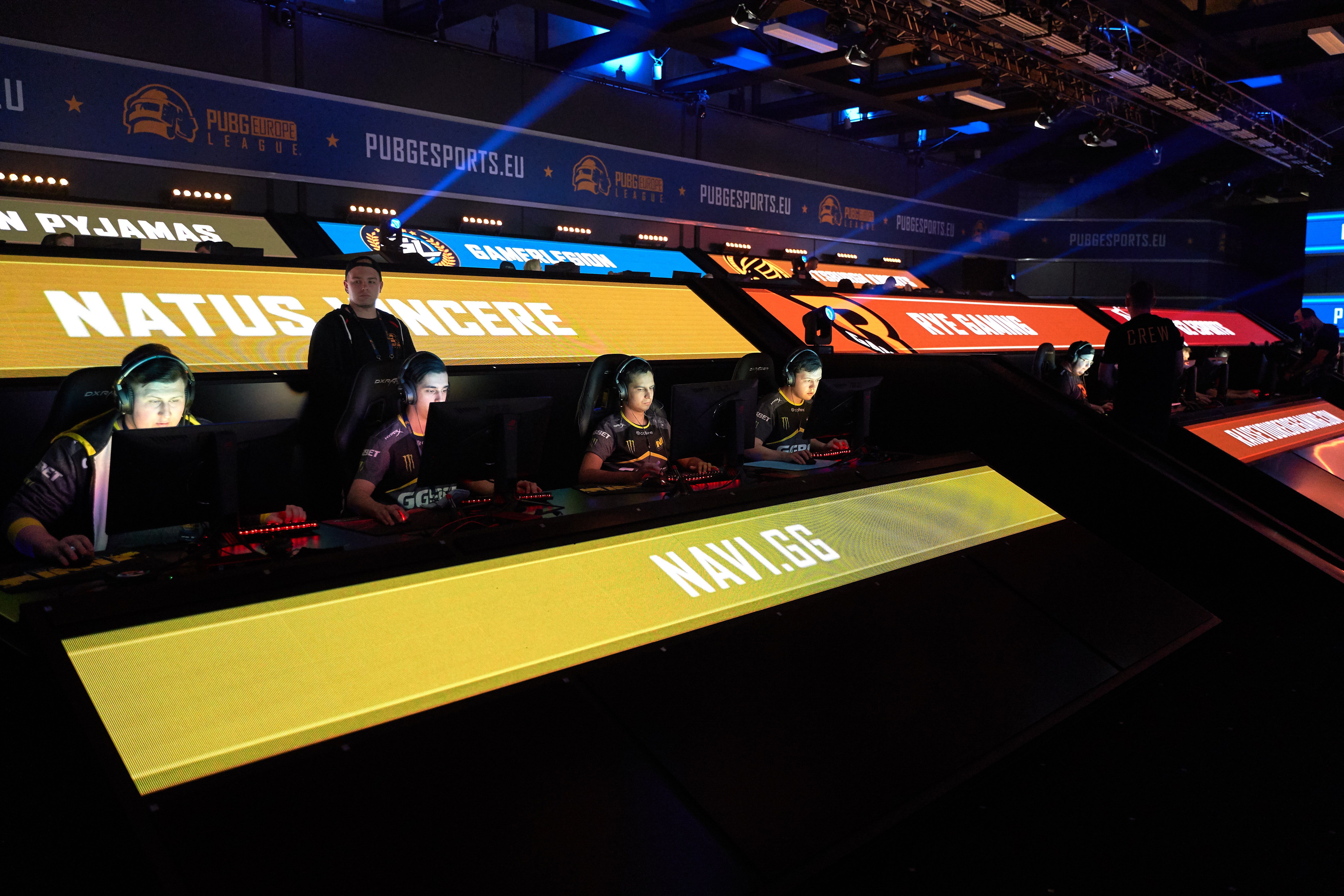 Они лутают ангары рядом с Quarry, чтобы обеспечить себе быстрое пересечение реки в первых кругах