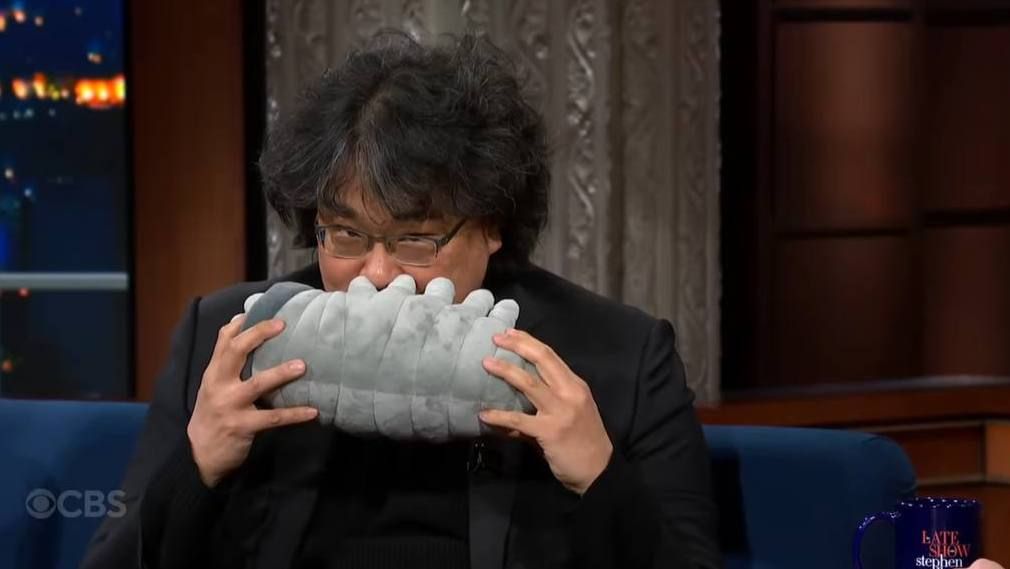 Пон Джун-хо на интервью. Кадр из видео "Bong Joon Ho: «Mickey 17» Is A Story About The Human Condition". Источник: YouTube @ColbertLateShow