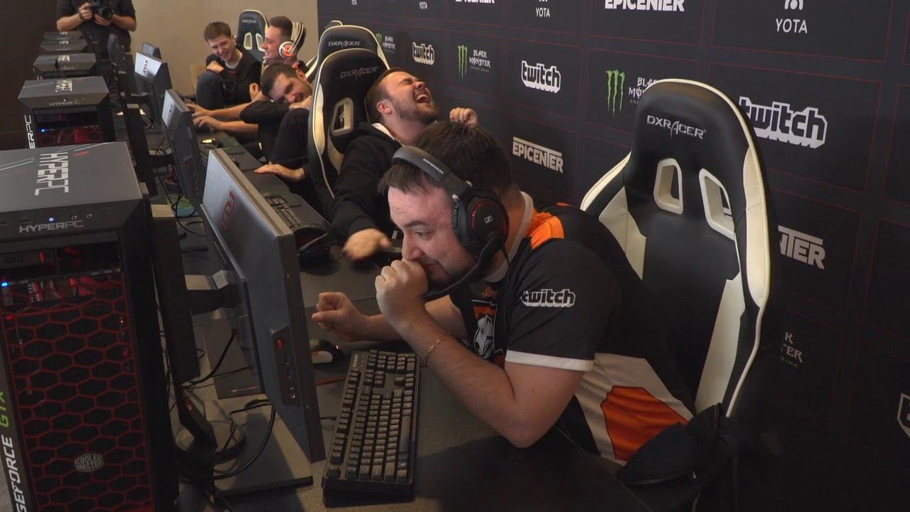 Самые забавные киберспортивные моменты года — неудачный ранбуст, дайв под фонтан и дельфин