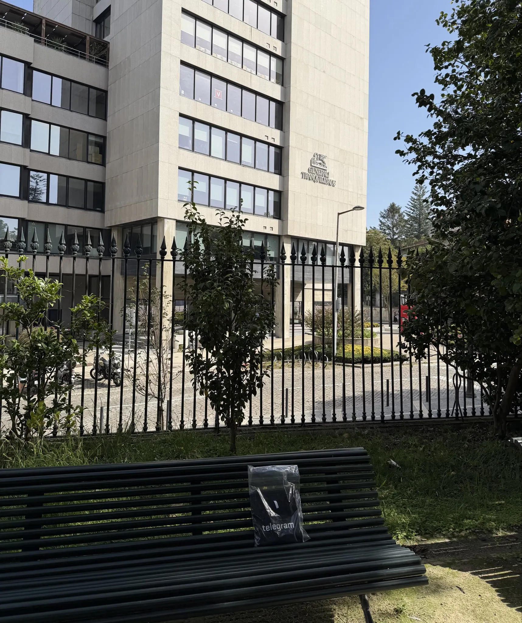 Место в Португалии, где можно забрать футболку с NiKo | Источник: страница Telegram в X