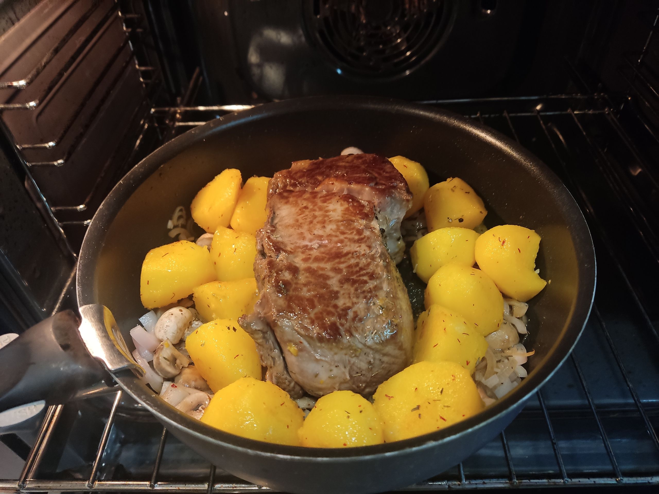 Решил закинуть картошку к остальной компании — в рецепте ни слова об этом не сказано.