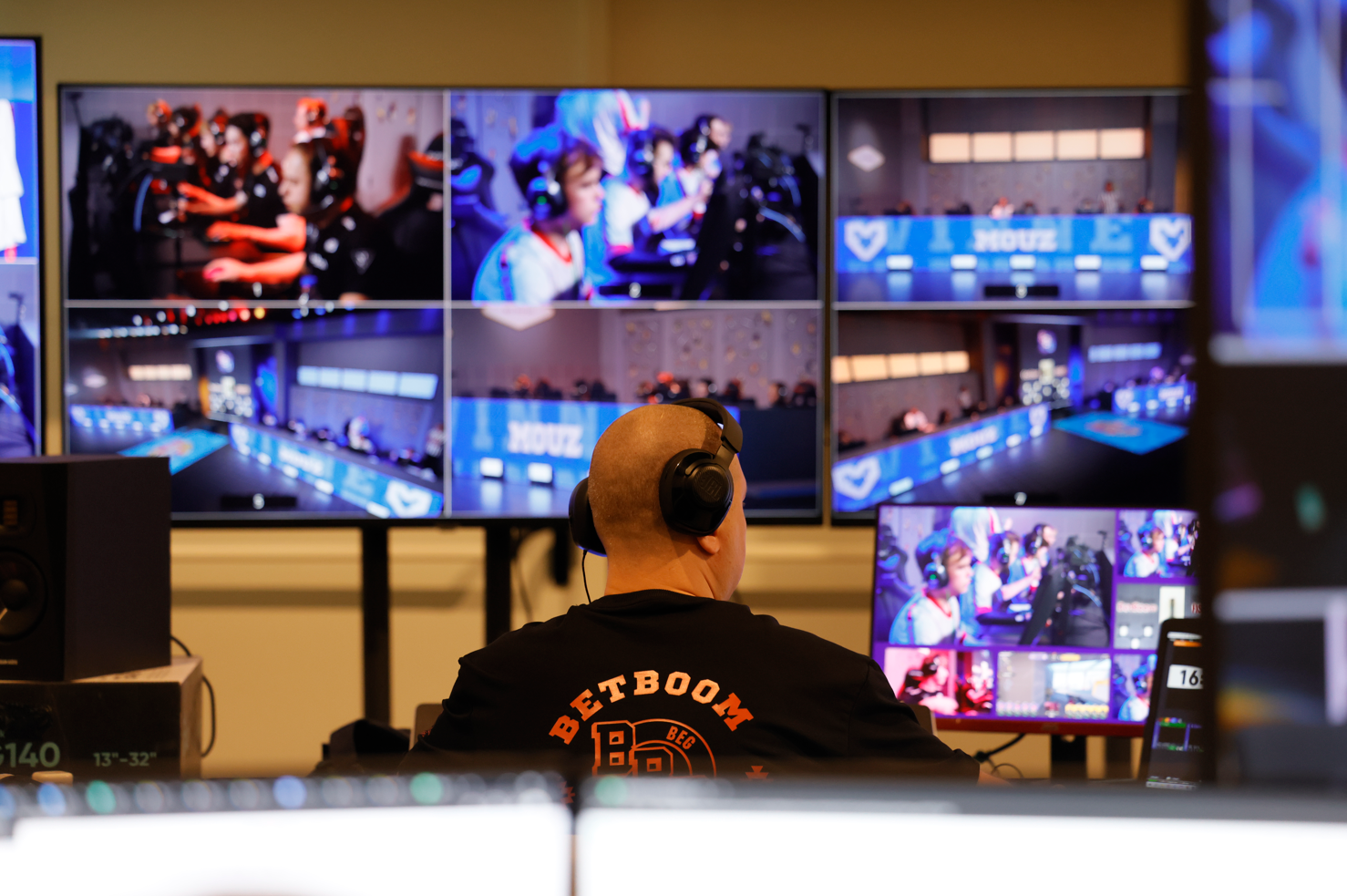 Работа сотрудников FISSURE за кадром | Фото: FISSURE