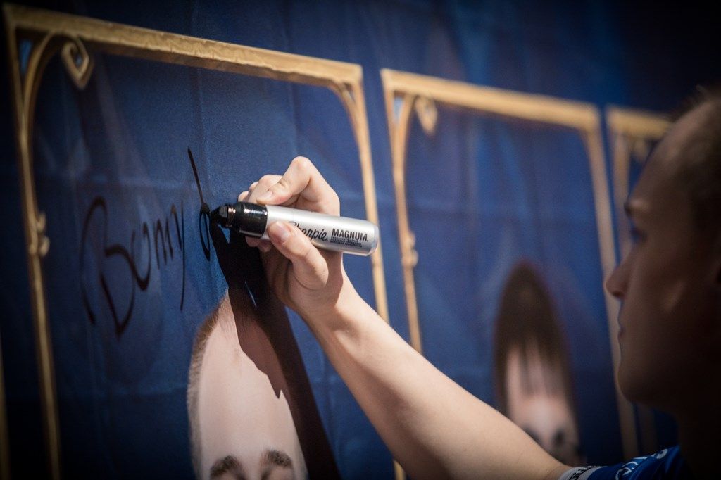 Фотографии участников на заднем плане. Фото: Blizzard Entertainment