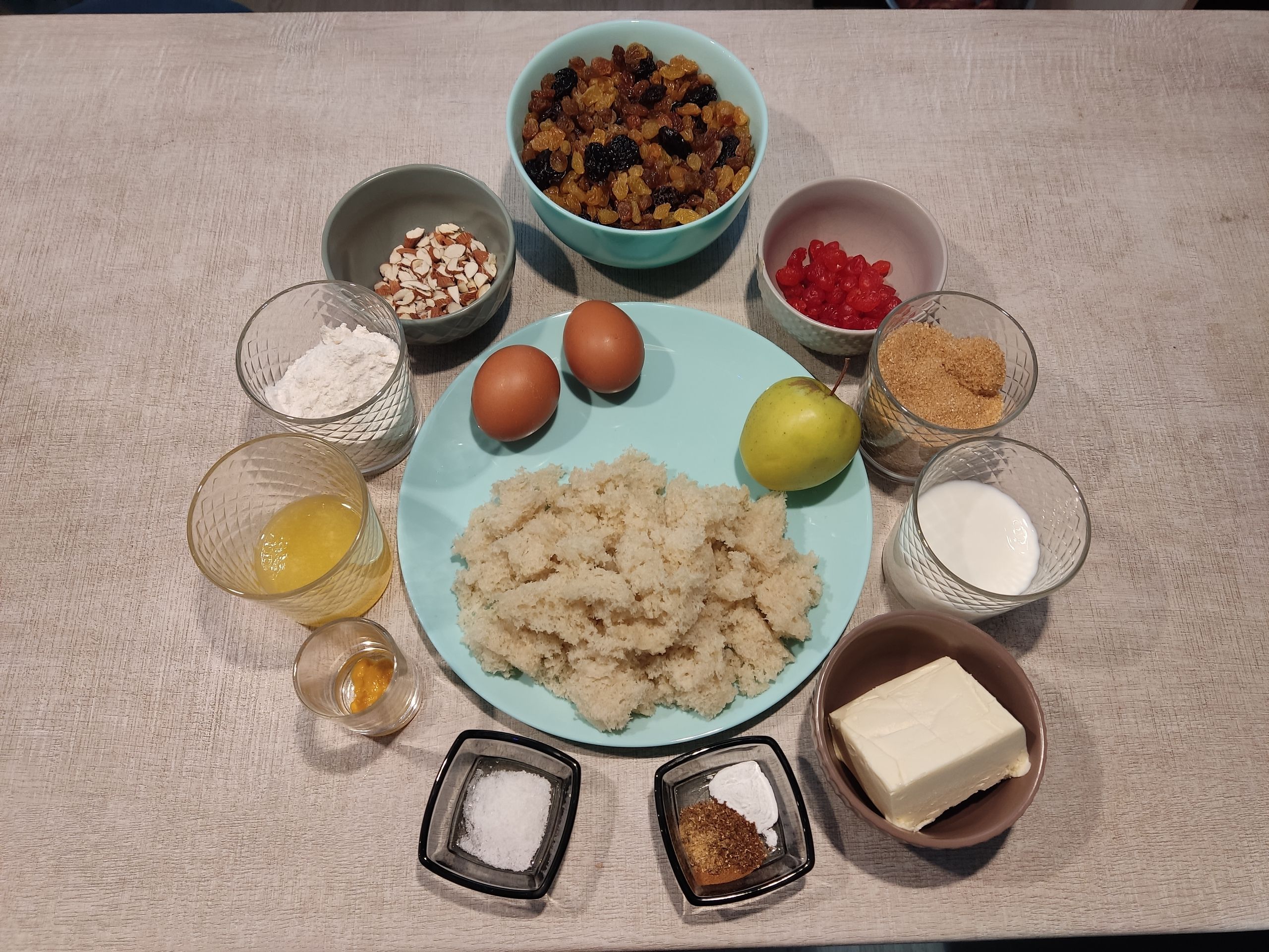 А знаете, мне лень обрезать фото только потому, что по краям видно концы барной стойки. Просто закрою глаза внутреннему перфекционисту.