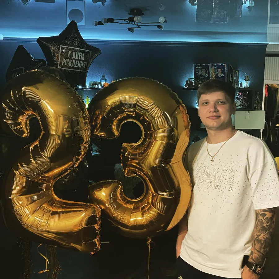 S1mple в свой день рождения | Источник: страница s1mple в Instagram*