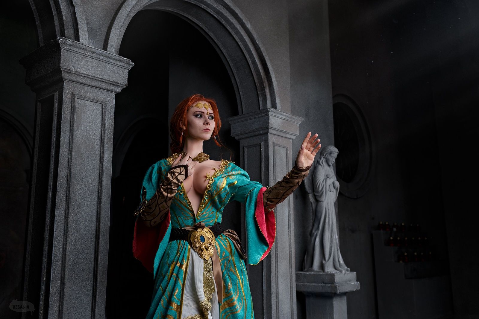 Косплей на Трисс Меригольд в бирюзовом платье с декольте из DLC к The Witcher 3: Wild Hunt. Косплеер: Sokol. Фотограф: VESANIA. Источник: vk.com/sokol_cosplay