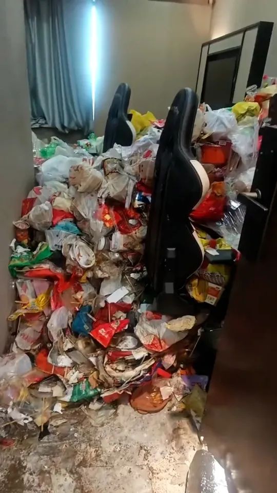 Кадр из номера отеля, в котором два года жил геймер. Источник: the-sun.com