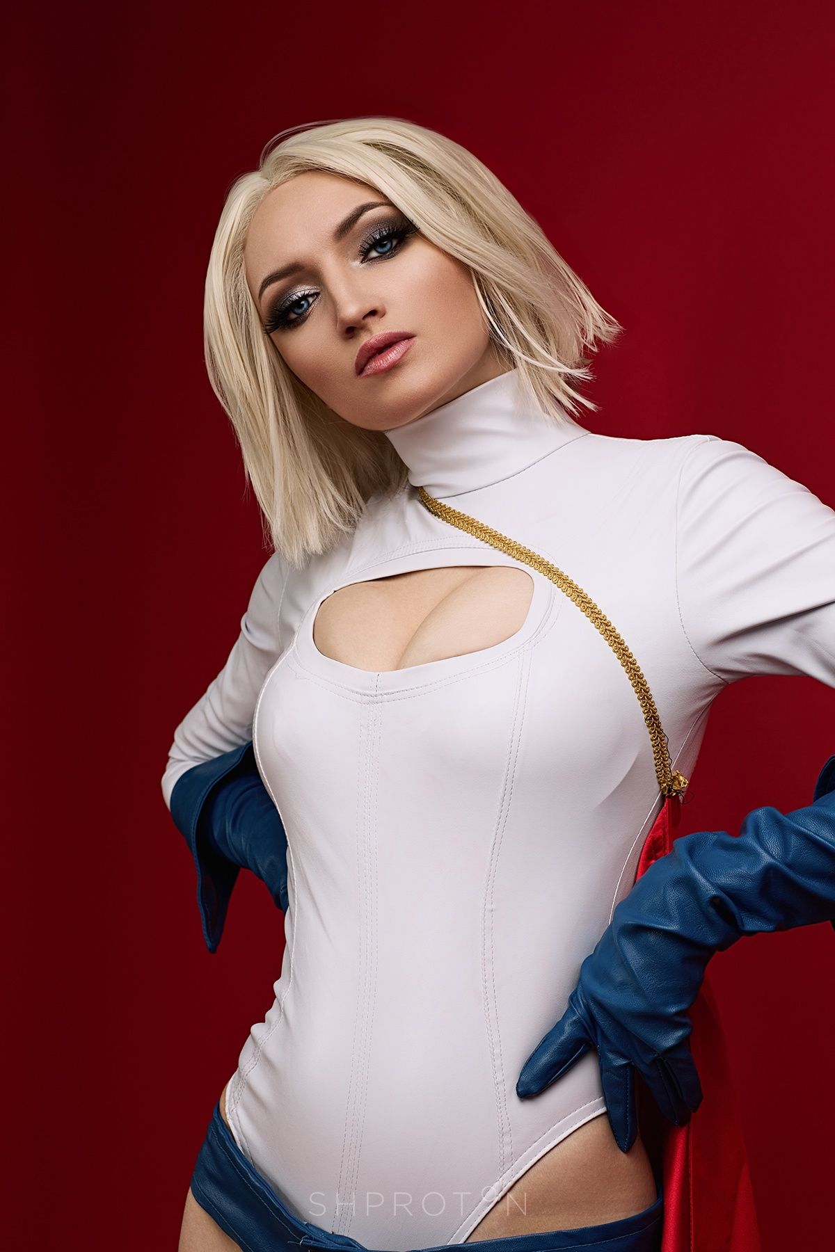 Косплей на Пауэр Гёрл из DC Comics. Косплеер: Shproton. Источник фото: паблик Shproton Cosplay во «ВКонтакте».