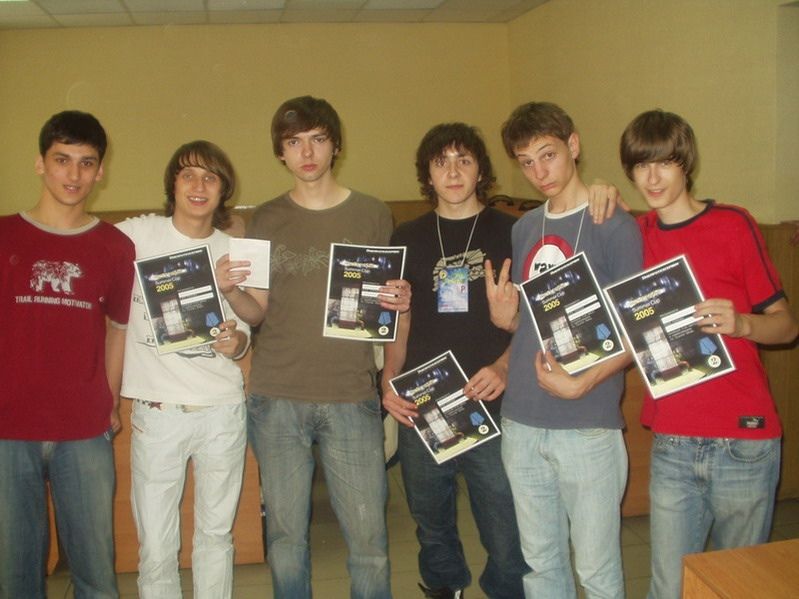 Начиная с первого награжденного: Николай "weiss" Поплавский, Андрей "b1ad3" Городенский, Юрий "strike" Терещенко, Сергей "enix" Литвиненко, Сергей "starix" Ищук