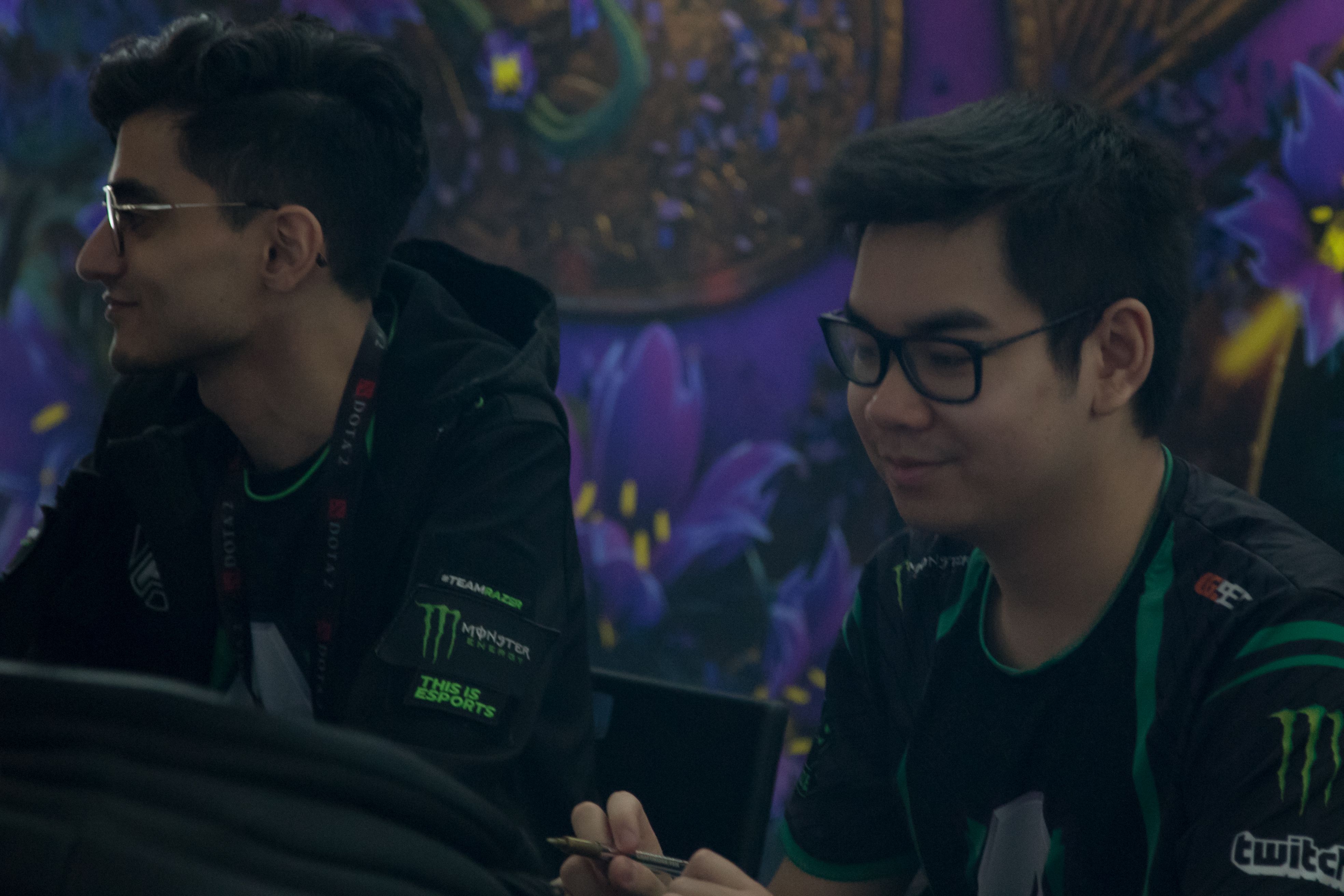 INSaNiA и miCKe из Alliance на автограф-сессии TI9