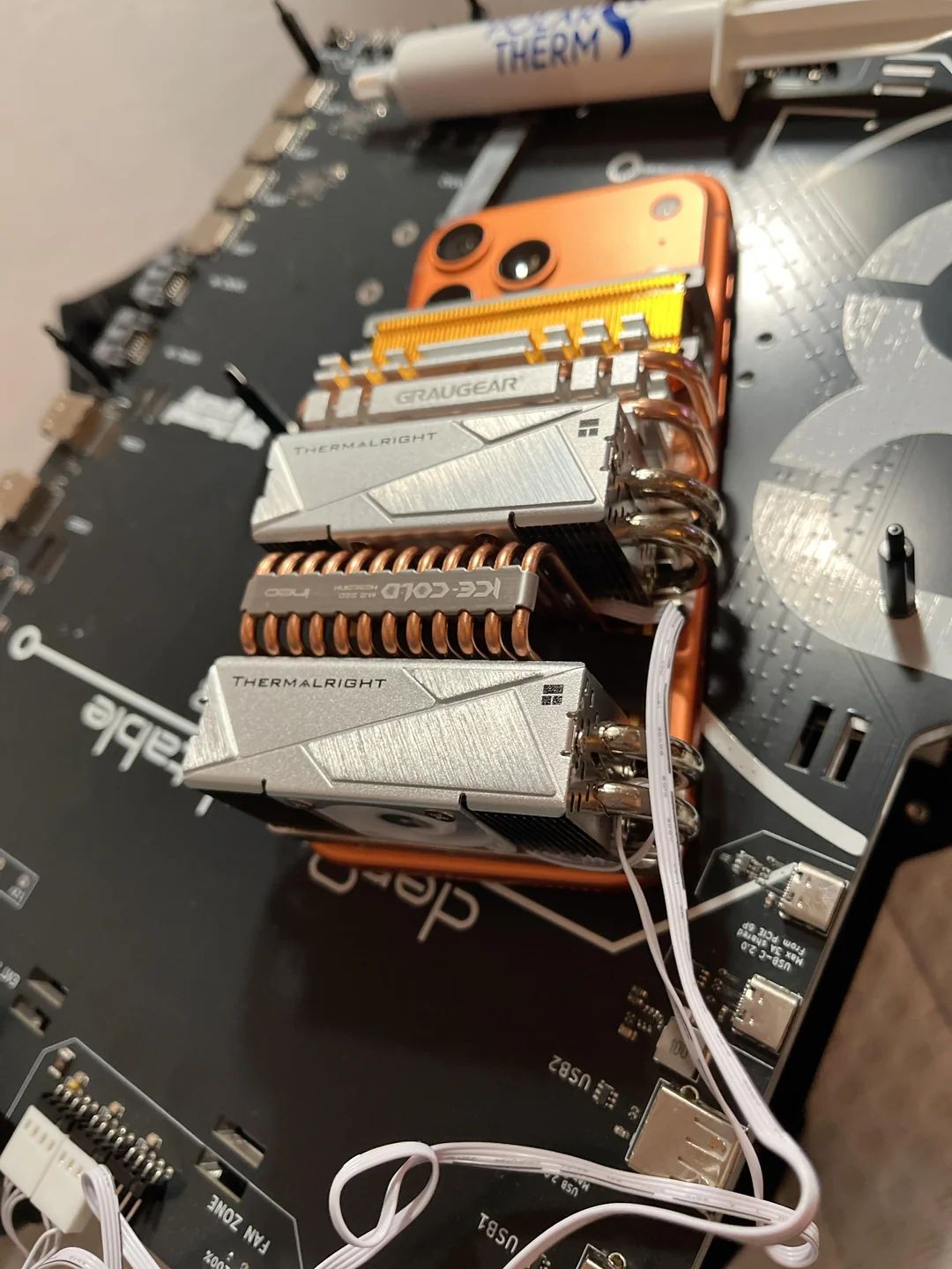 IPhone 17 Pro с внешними радиаторами от SSD | Источник: reddit