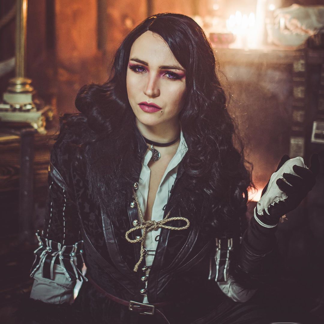 Косплей на Йеннифэр из Венгерберга. Фэндом: The Witcher. Фотограф: ivandelirium. Косплеер: Freya Veles. Источник: instagram.com/freya_veles