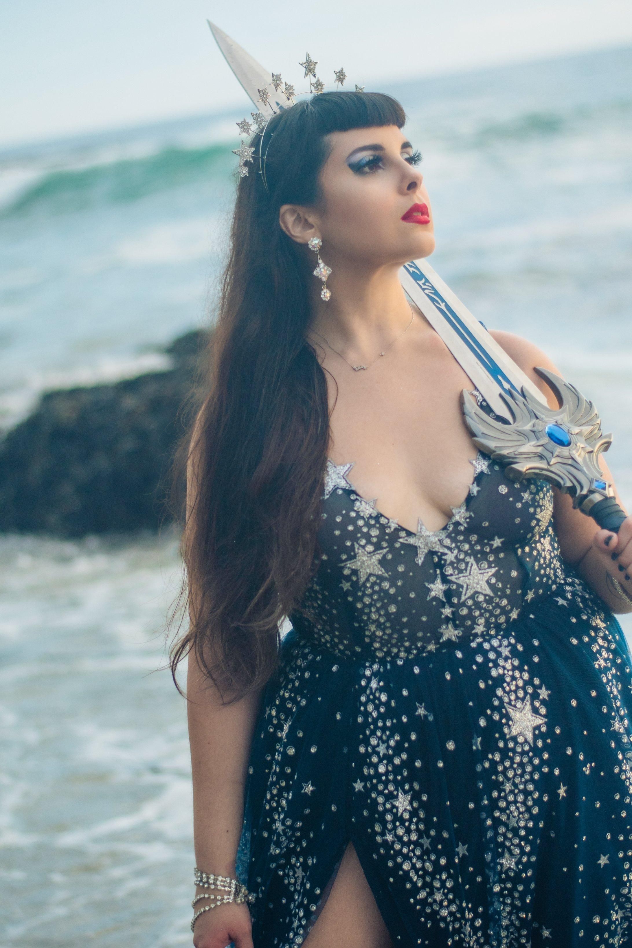 Ведущий дизайнер уровней в World of Warcraft Кристи Морет с мечом за пять лет работы в Blizzard