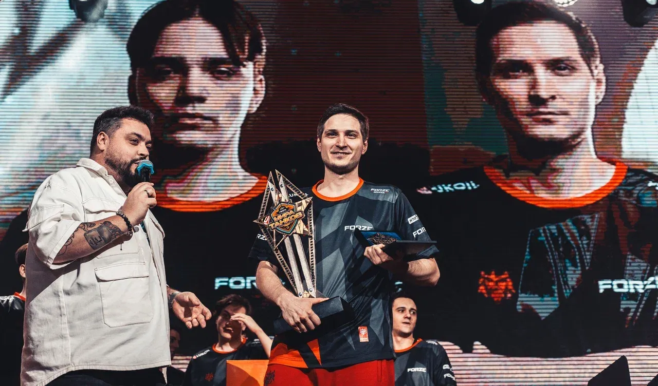 NeskwiTOXIC с кубком и наградой MVP Лиги «Мира Танков»
