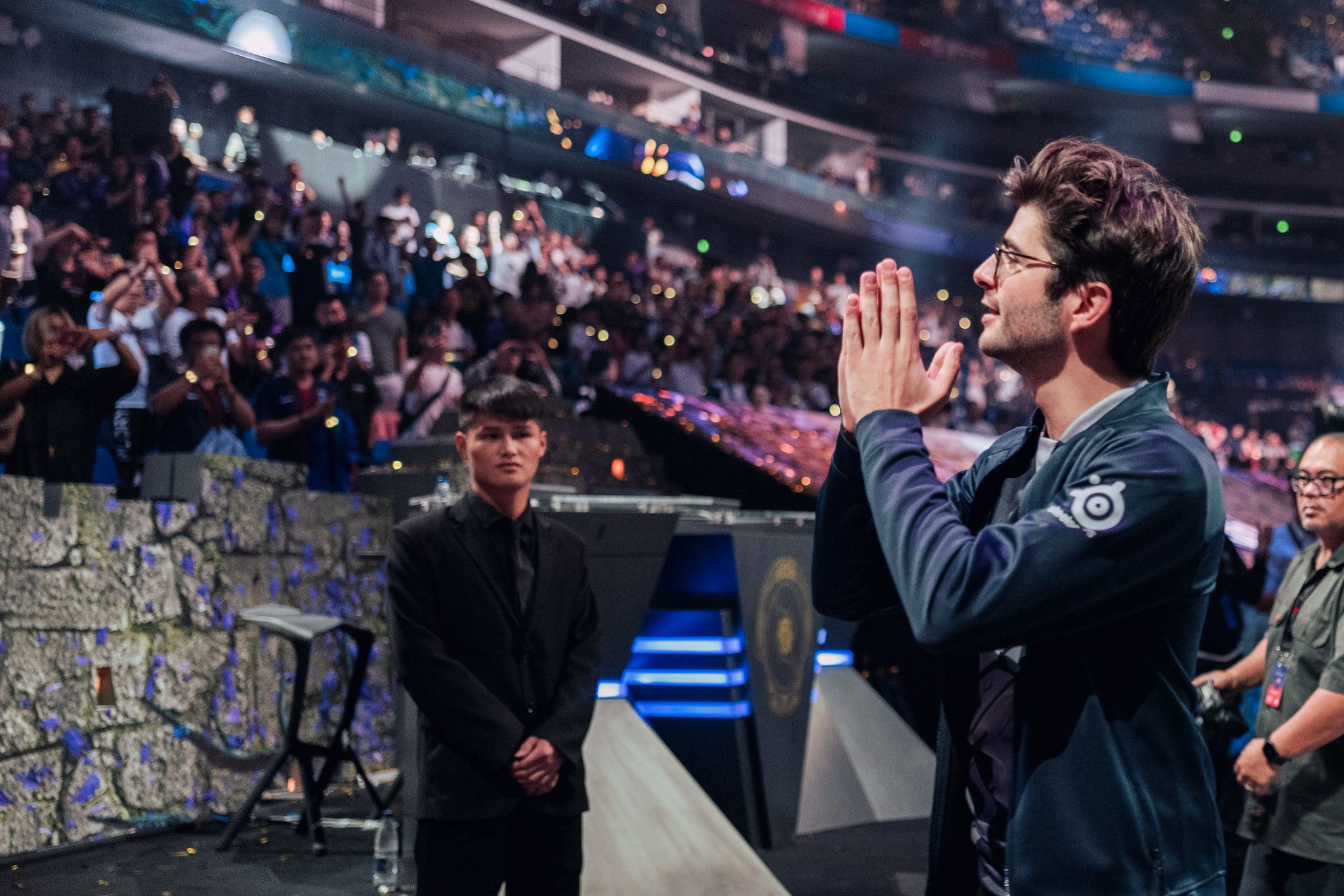 Себастьян Ceb Дебс после победы на TI9. Фото: Valve