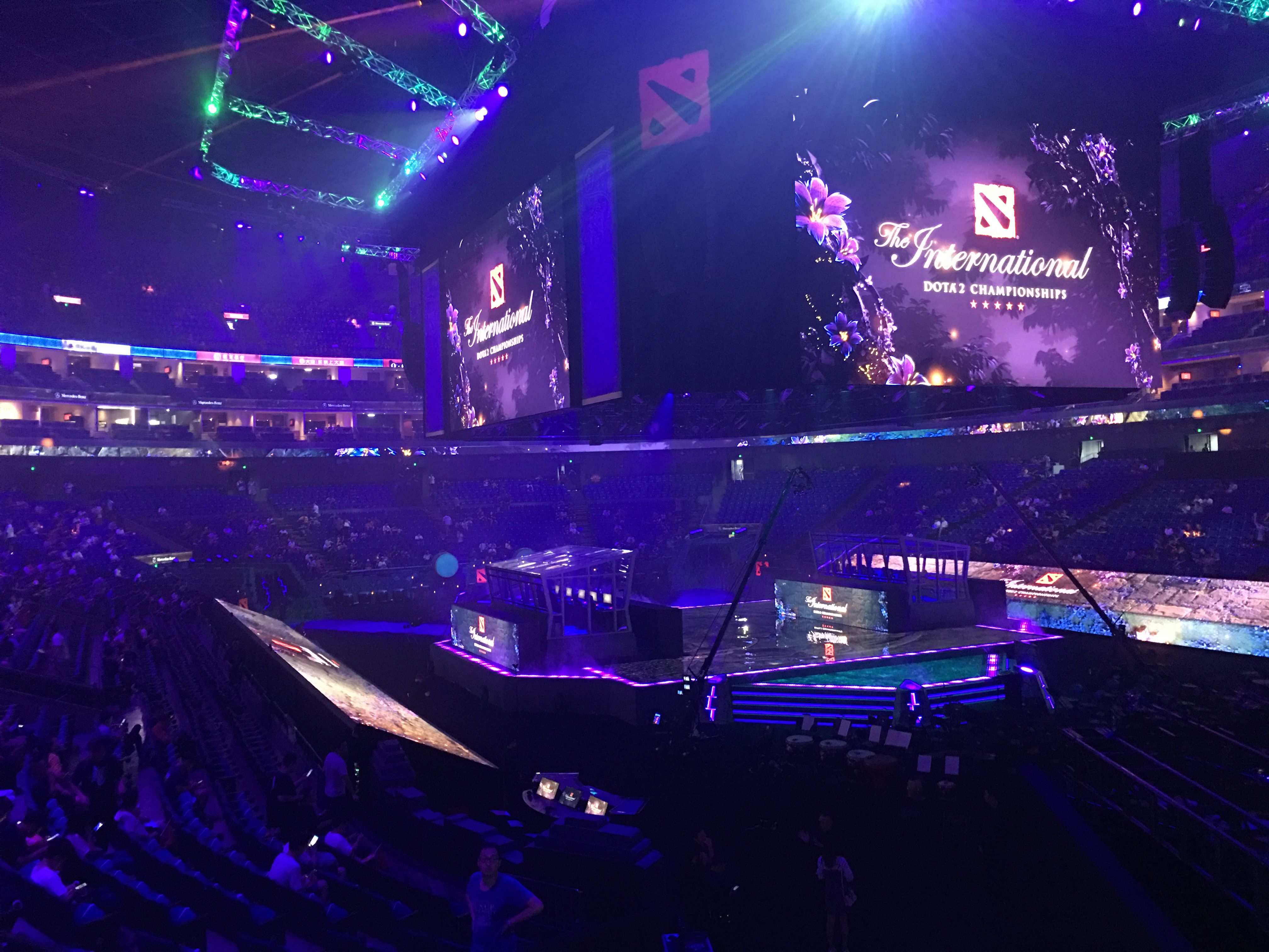 Экраны над сценой TI9