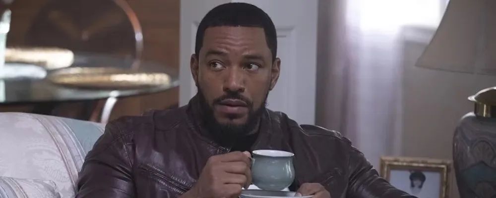 Марвин чаёвничает. Кадр из сериала «Пацаны»