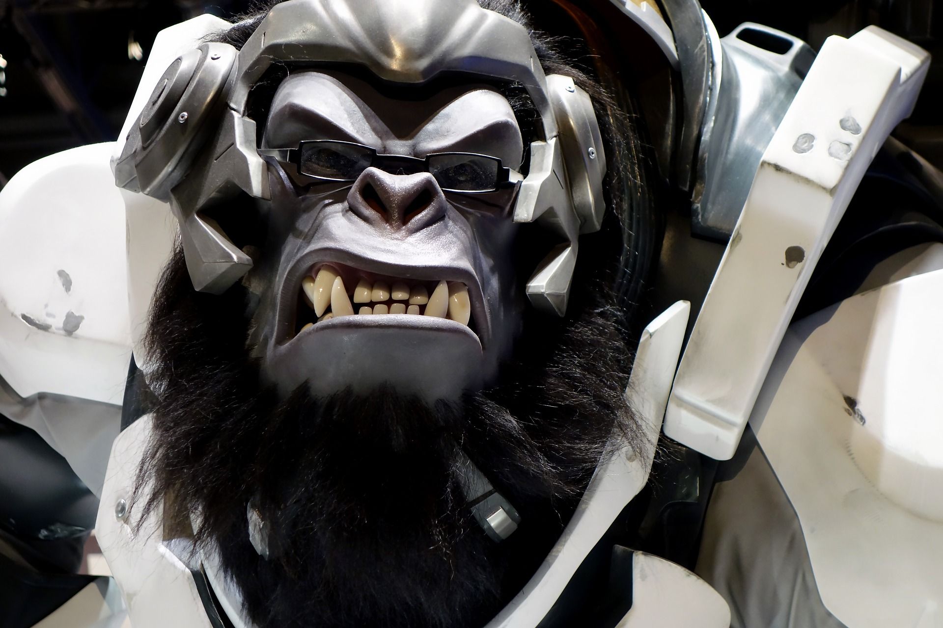 Язык твой — враг твой: как в футболе и киберспорте игроков учат манерам