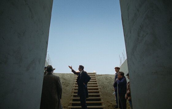 Кадр из фильма «Бруталист» 