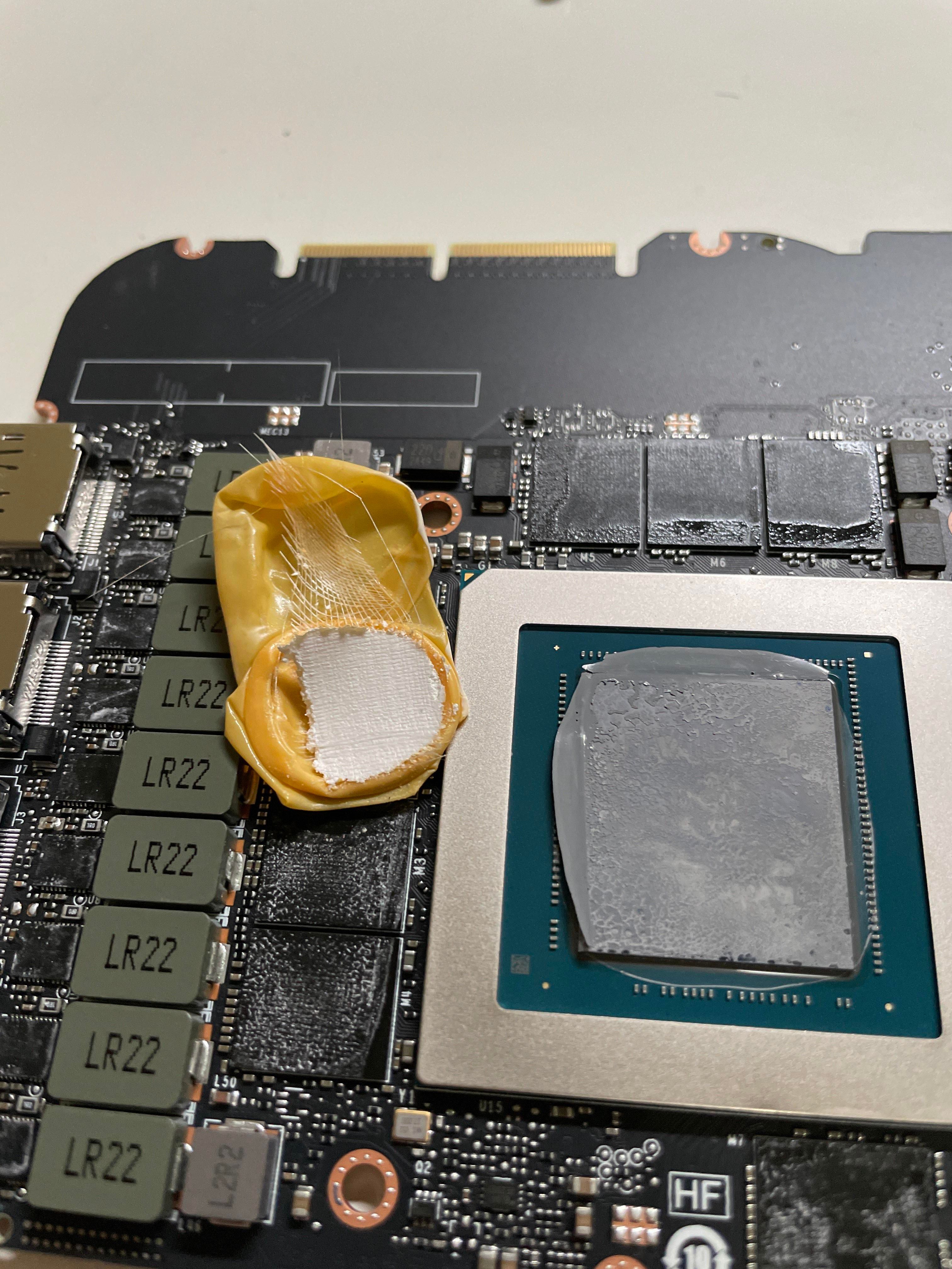 Резиновый напальчник в видеокарте GeForce RTX 3090. Источник: reddit