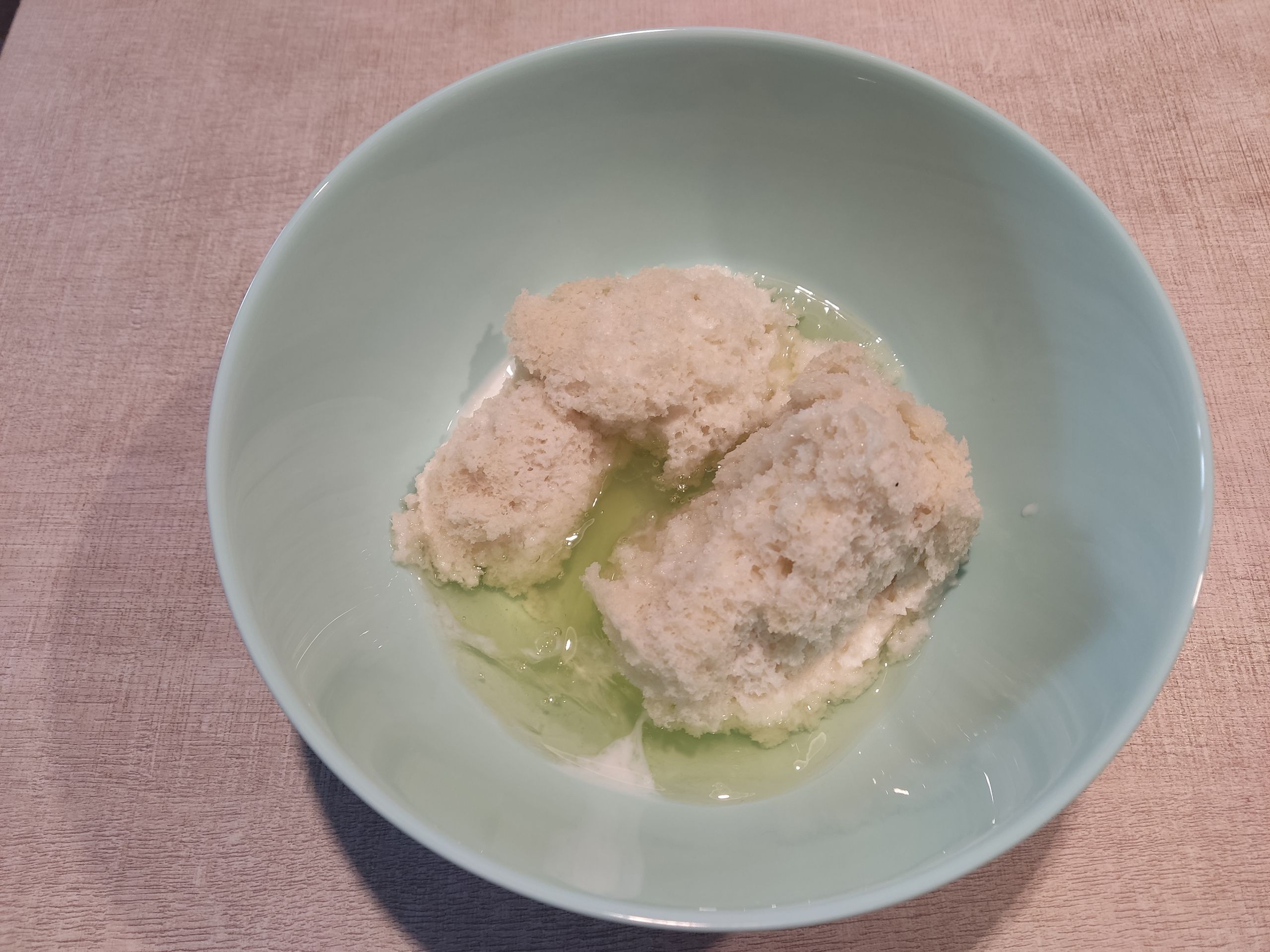 Я немного поторопился и замочил мякоть не только в молоке, но и в яйцах.