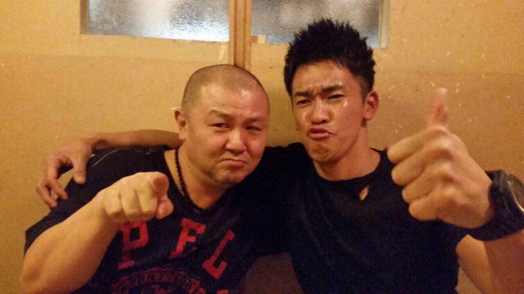 Кацухиса Минами слева