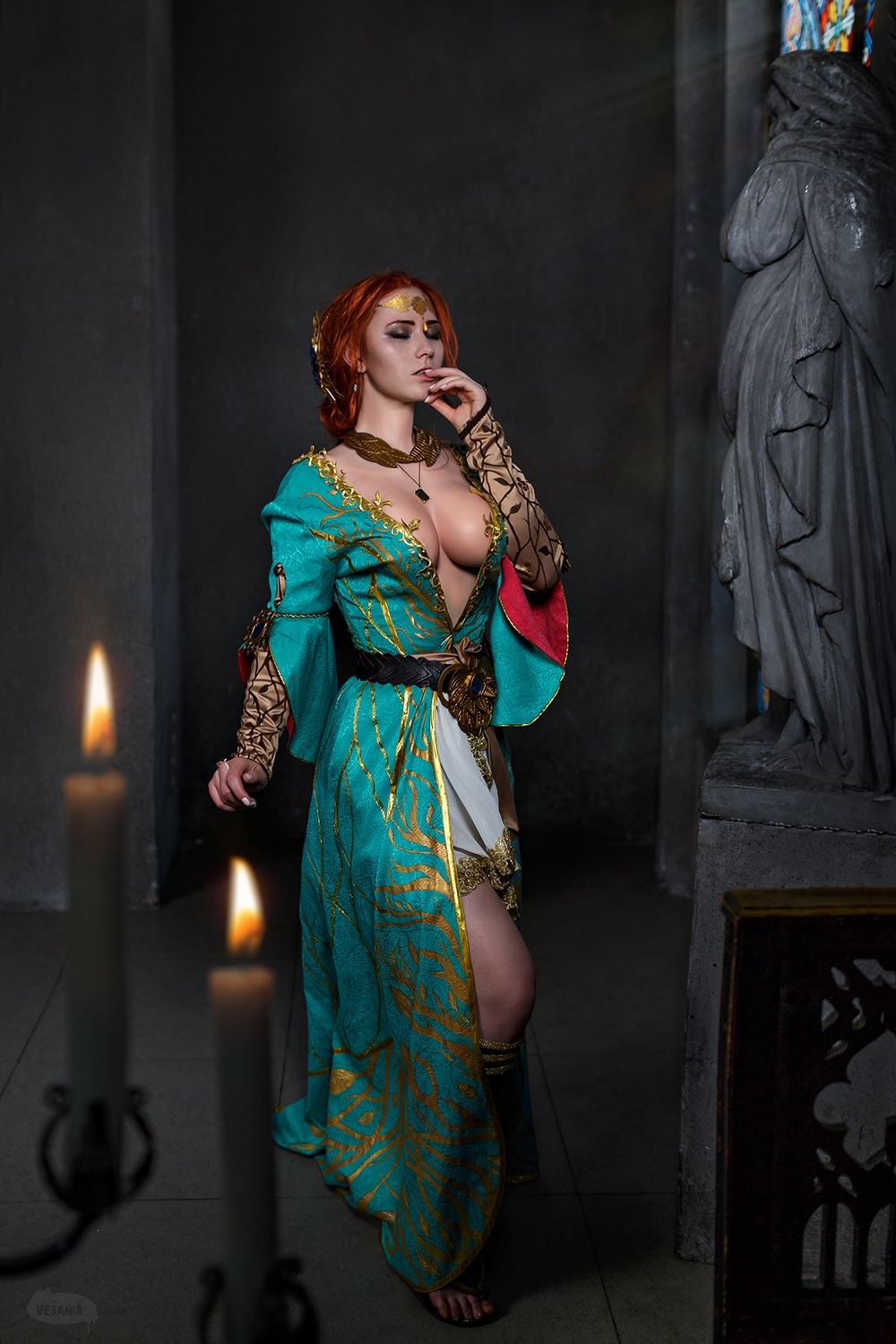 Косплей на Трисс Меригольд в бирюзовом платье с декольте из DLC к The Witcher 3: Wild Hunt. Косплеер: Sokol. Фотограф: VESANIA. Источник: vk.com/sokol_cosplay