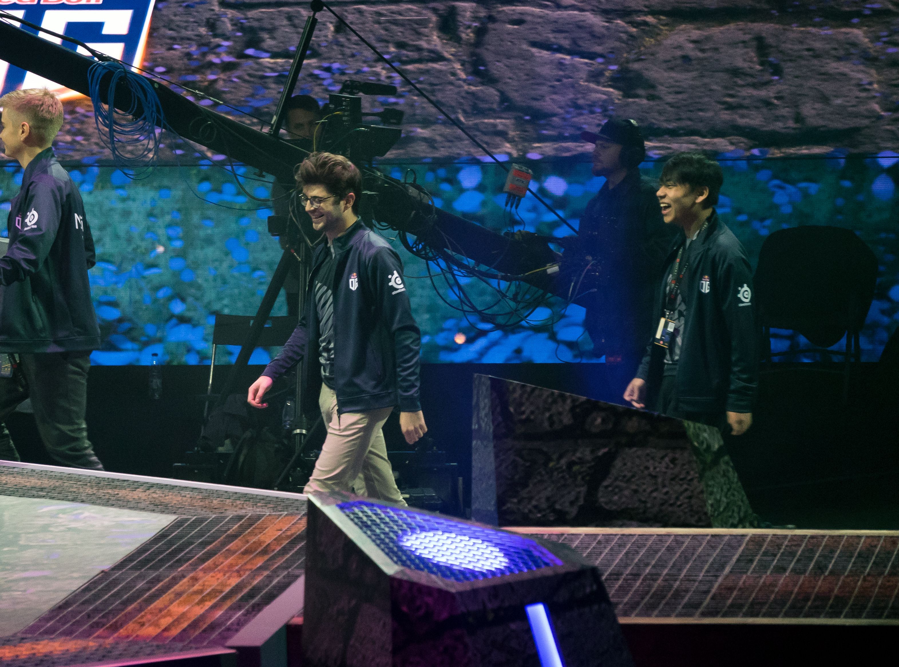 Игроки OG выходят на сцену TI9