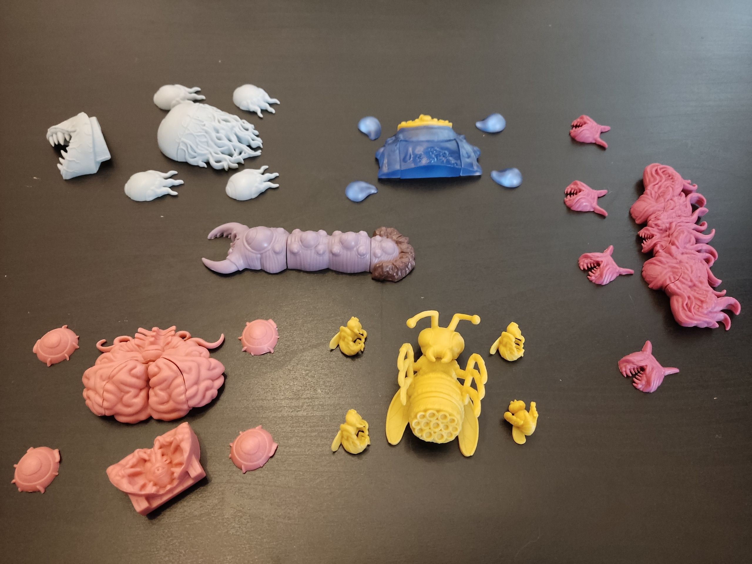 Не менее внезапное включение из коробки с пластиковыми миниатюрами боссов. Это делюкс-дополнение уже несколько полезнее: картонные жетоны боссов придётся собирать и разбирать — в какой-то момент детали, словно древние пазлы, перестанут держаться друг за друга. 