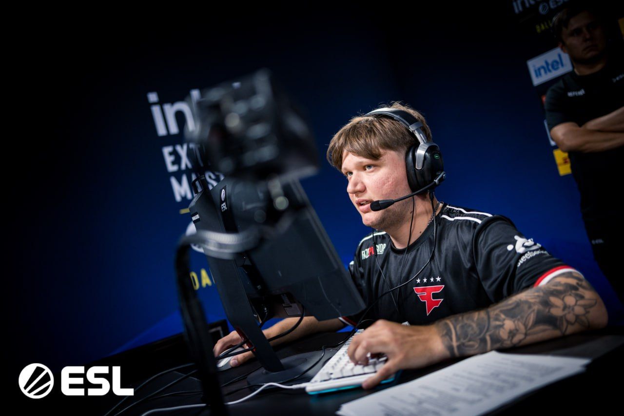 S1mple в форме FaZe Clan | Фото: ESL FACEIT Group