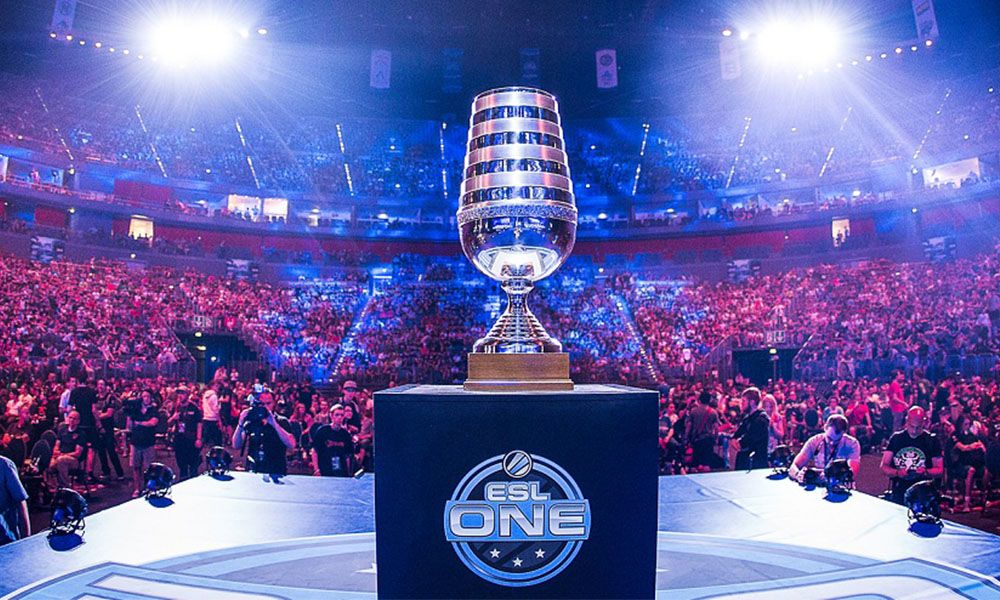 Трофей ESL One.