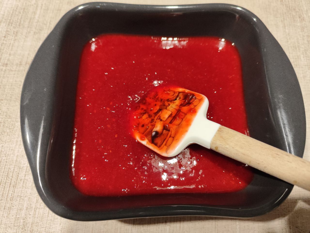 На лопатке (э-э, вообще-то, это спатула...) нарисованы зайцы, просто они немного косплеят Mereana Mordegard Glesgorv.