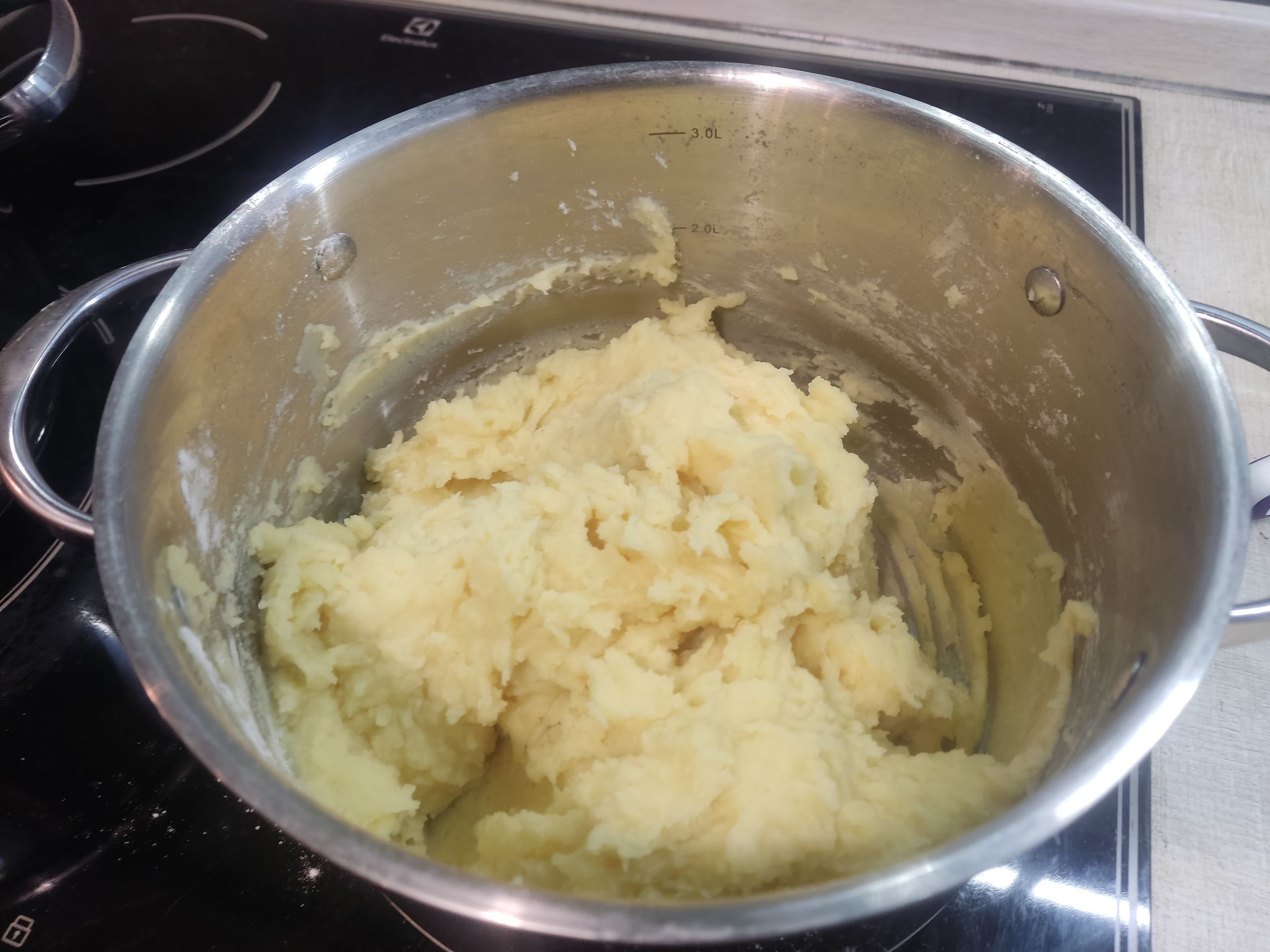 А второй раз фляга начинает свистеть где-то вот на этом этапе... Я не про картошку, там уже тесто готово, всё нормально.