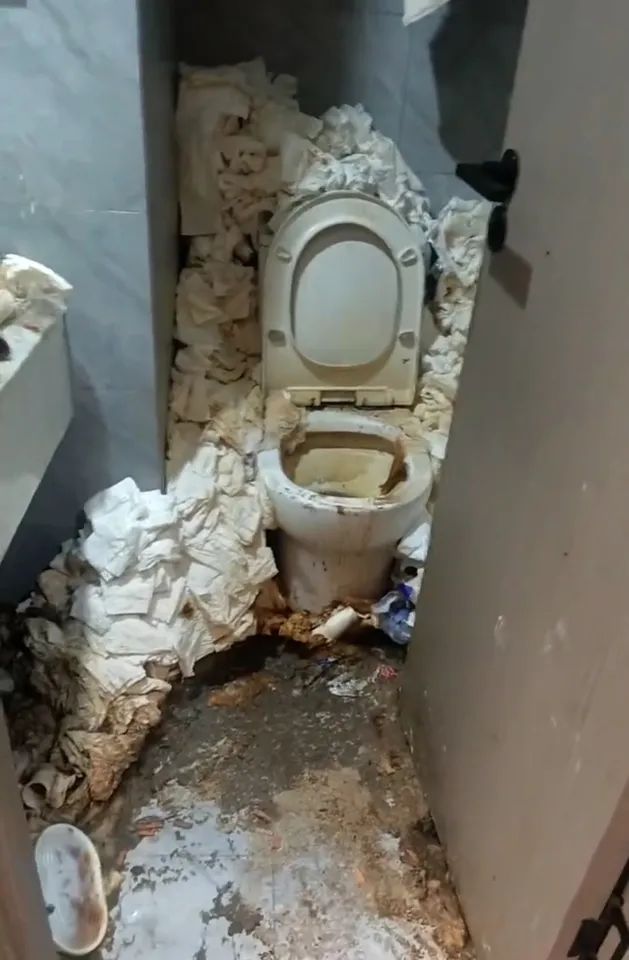 Кадр из номера отеля, в котором два года жил геймер. Источник: the-sun.com