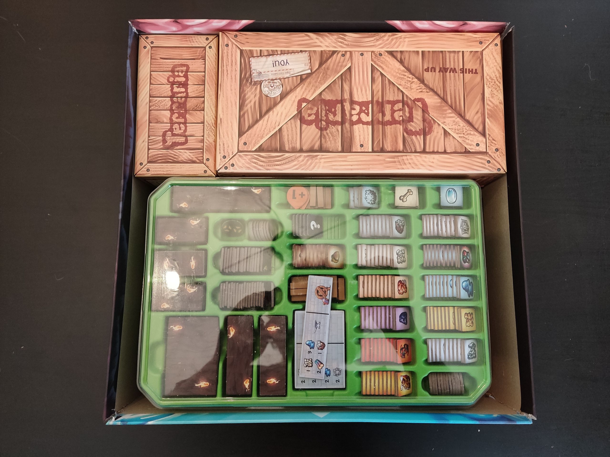 О, а вот и один из больших органайзеров поближе. Возможно, за моим отражением вы разглядите, как там умещаются компоненты.