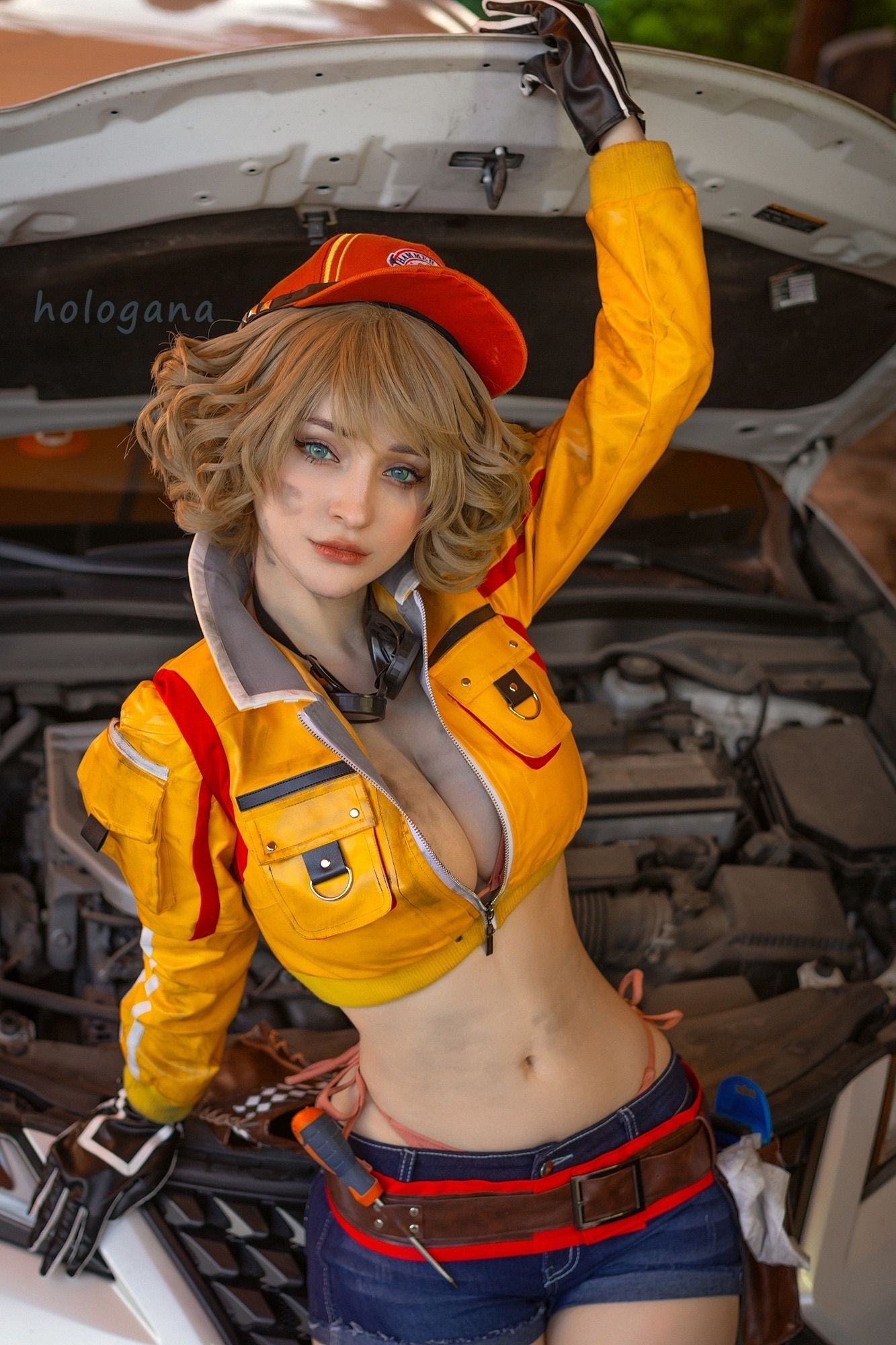 Сексуальный косплей на автомеханика Синди из Final Fantasy XV. Косплеер: hologana. Источник: vk.com/publichologana