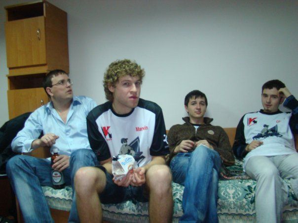 Marwin, fraer и я. Чилим с пафосом в чьем-то номере
