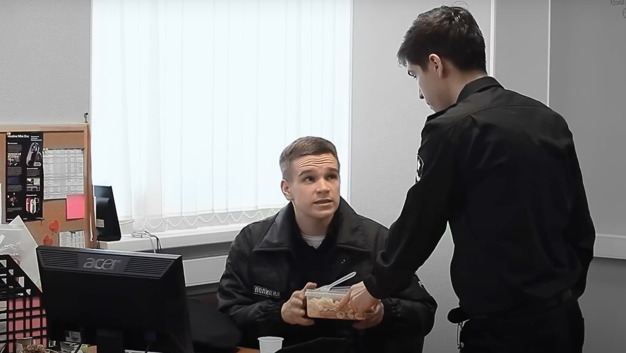 Аппетитные макароны с сосисками должны достаться самому уважаемому человеку в отделе