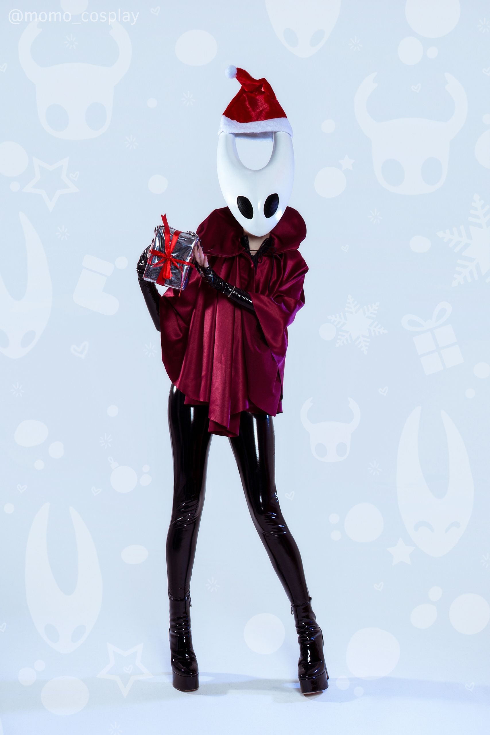 Новогодний косплей на Хорнет из игры Hollow Knight: Silksong. Косплеер: Юлия Momo Юракова. Источник: vk.com/momo_cosplay