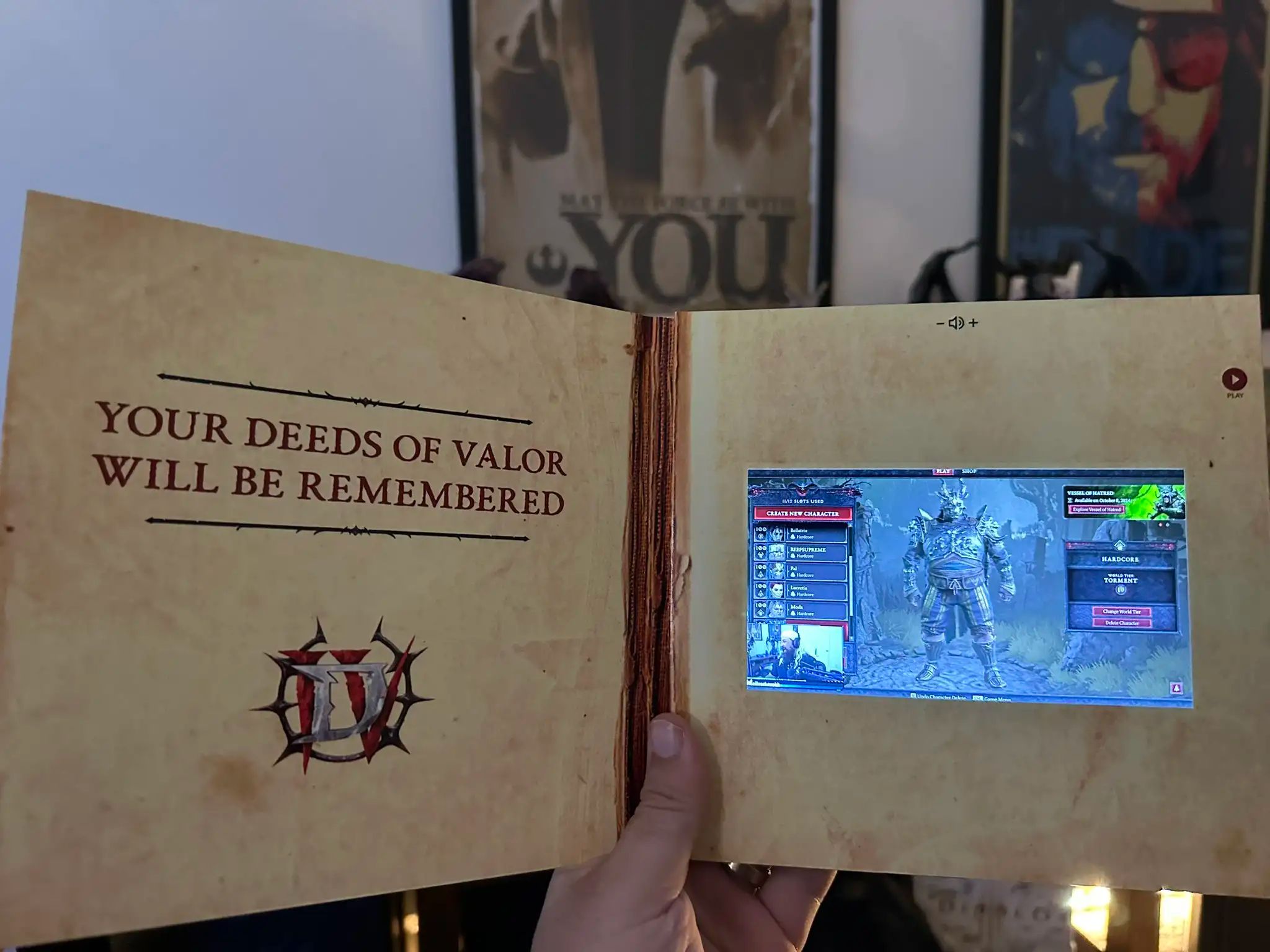 Демонстрация стримером DatModz наполнения подарка от Blizzard. Источник: Twitch