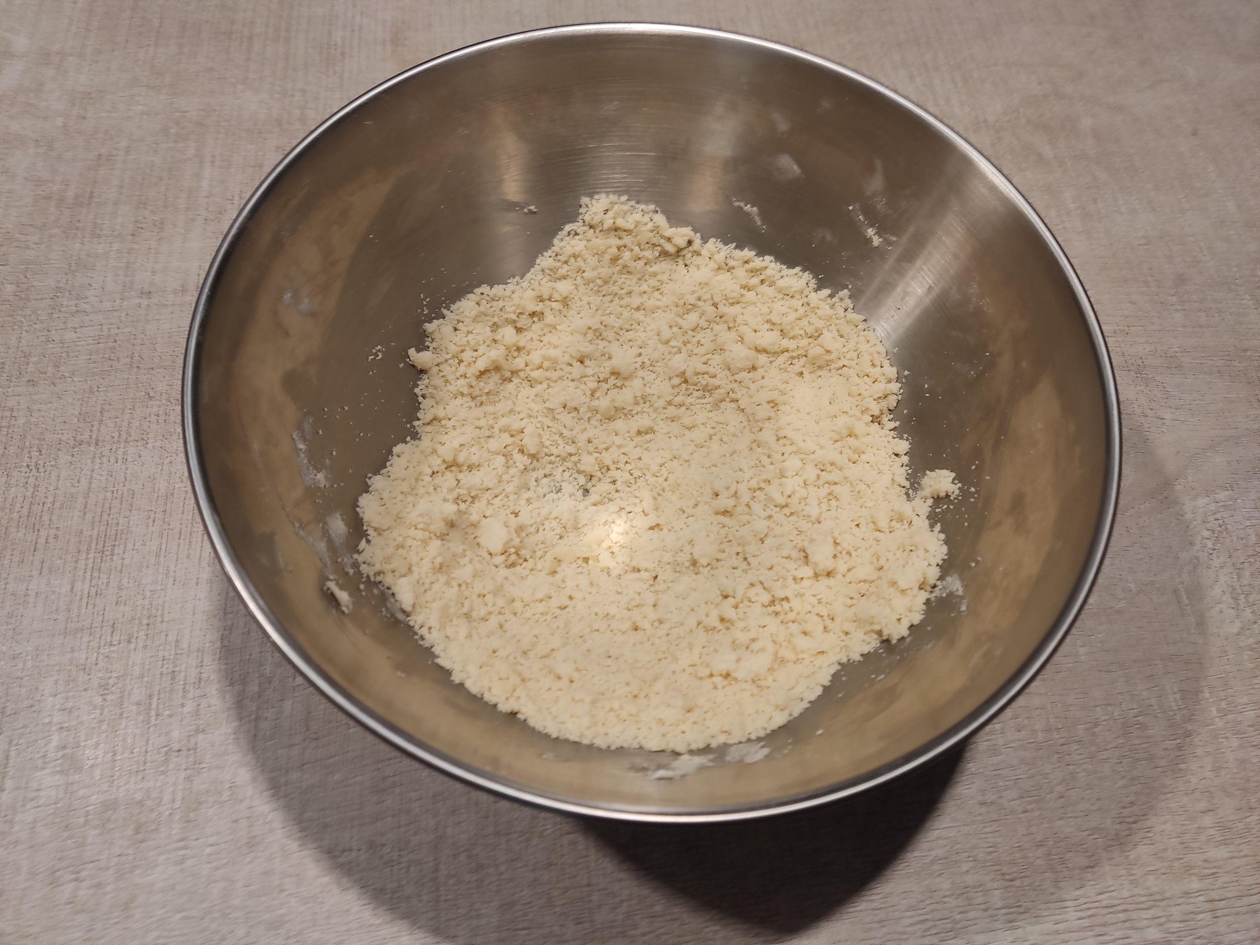 Вот растёр ты сливочное масло с мукой, получились крошки.