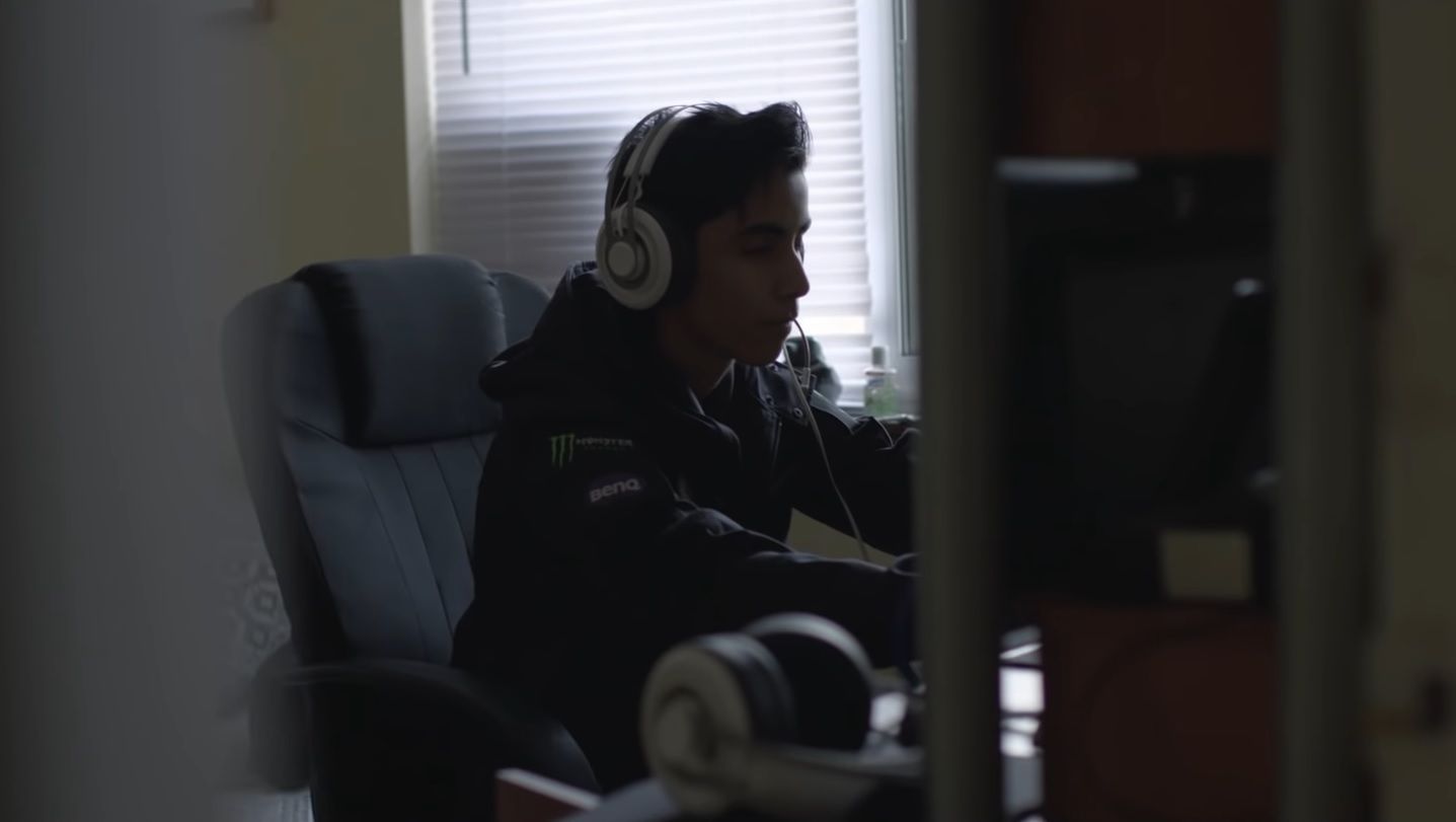 Саид Сумаил SumaiL Хассан за своим домашним компьютером | Источник: канал Dota 2 на YouTube